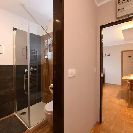 Apartment 5 Min Walk To Beach, 2x Queen Bed, 2x Ac, Garage Izola