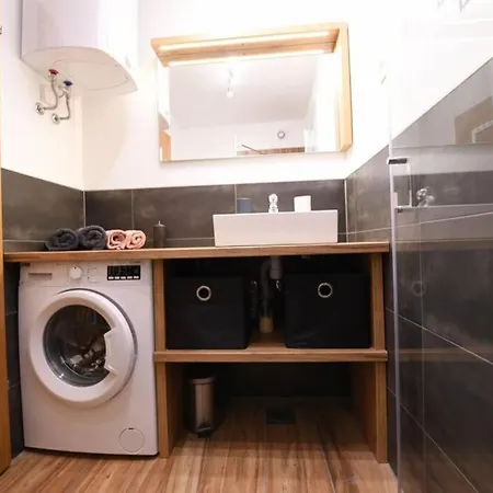 5 Min Walk To Beach, 2x Queen Bed, 2x Ac, Garage