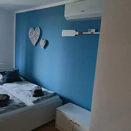 Apartment 5 Min Walk To Beach, 2x Queen Bed, 2x Ac, Garage *