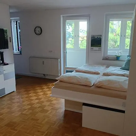 5 Min Walk To Beach, 2x Queen Bed, 2x Ac, Garage Apartment *