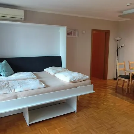 5 Min Walk To Beach, 2x Queen Bed, 2x Ac, Garage *