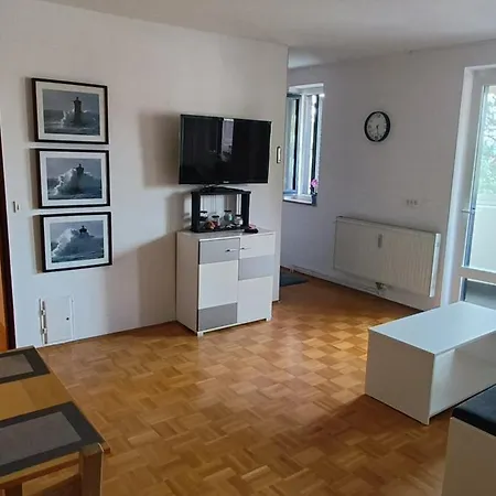 5 Min Walk To Beach, 2x Queen Bed, 2x Ac, Garage Apartment *