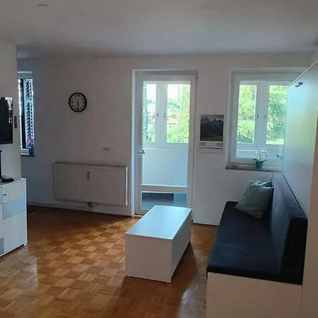 5 Min Walk To Beach, 2x Queen Bed, 2x Ac, Garage Apartment Izola