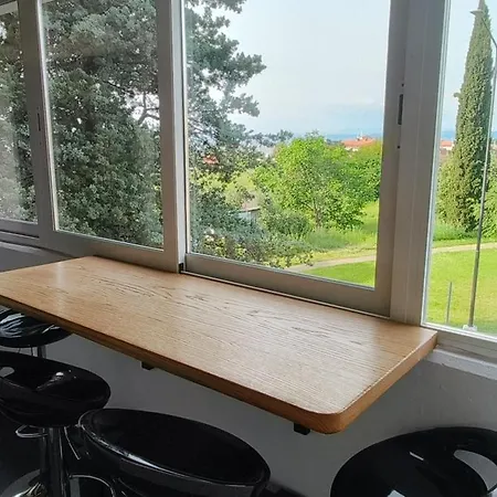 5 Min Walk To Beach, 2x Queen Bed, 2x Ac, Garage Apartment